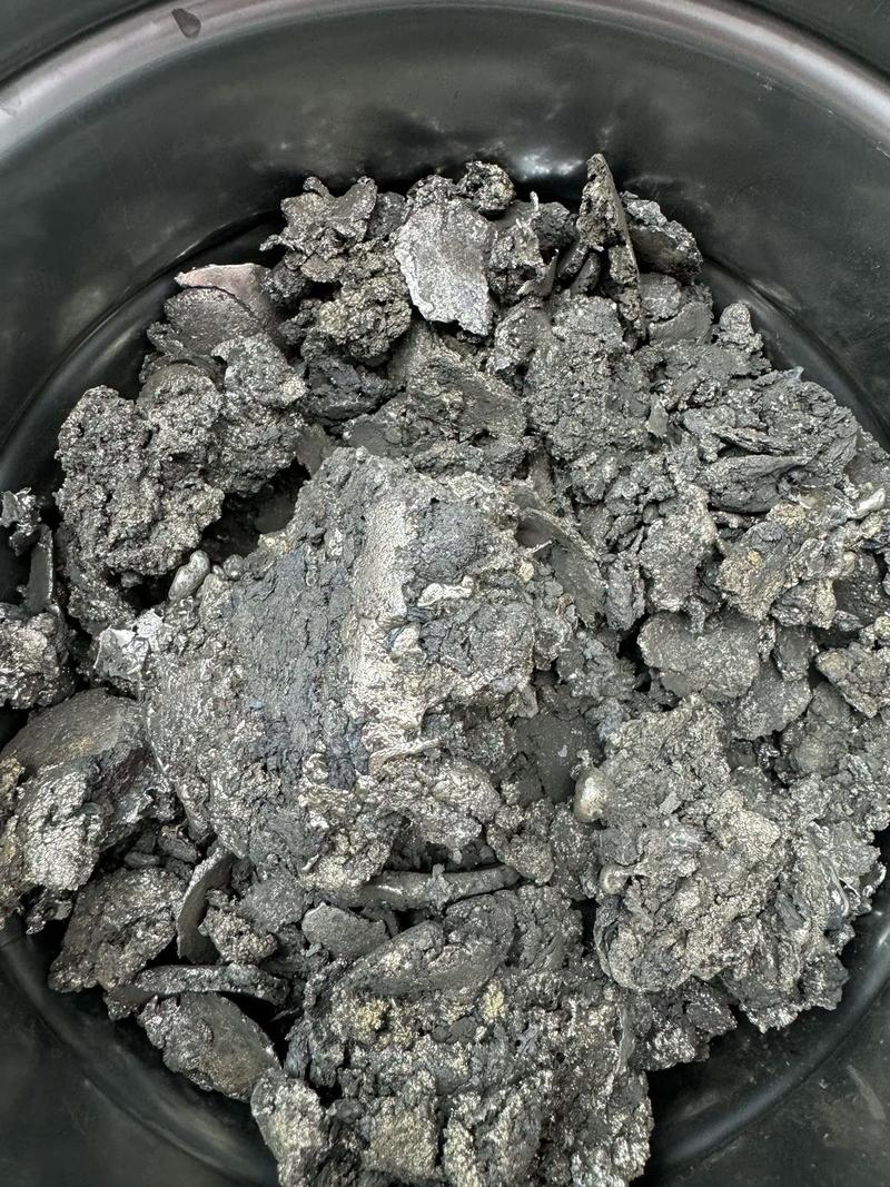 4個鐵桶,3個銀波峰爐錫渣,價值6萬多元,冶煉出錫錠可以98